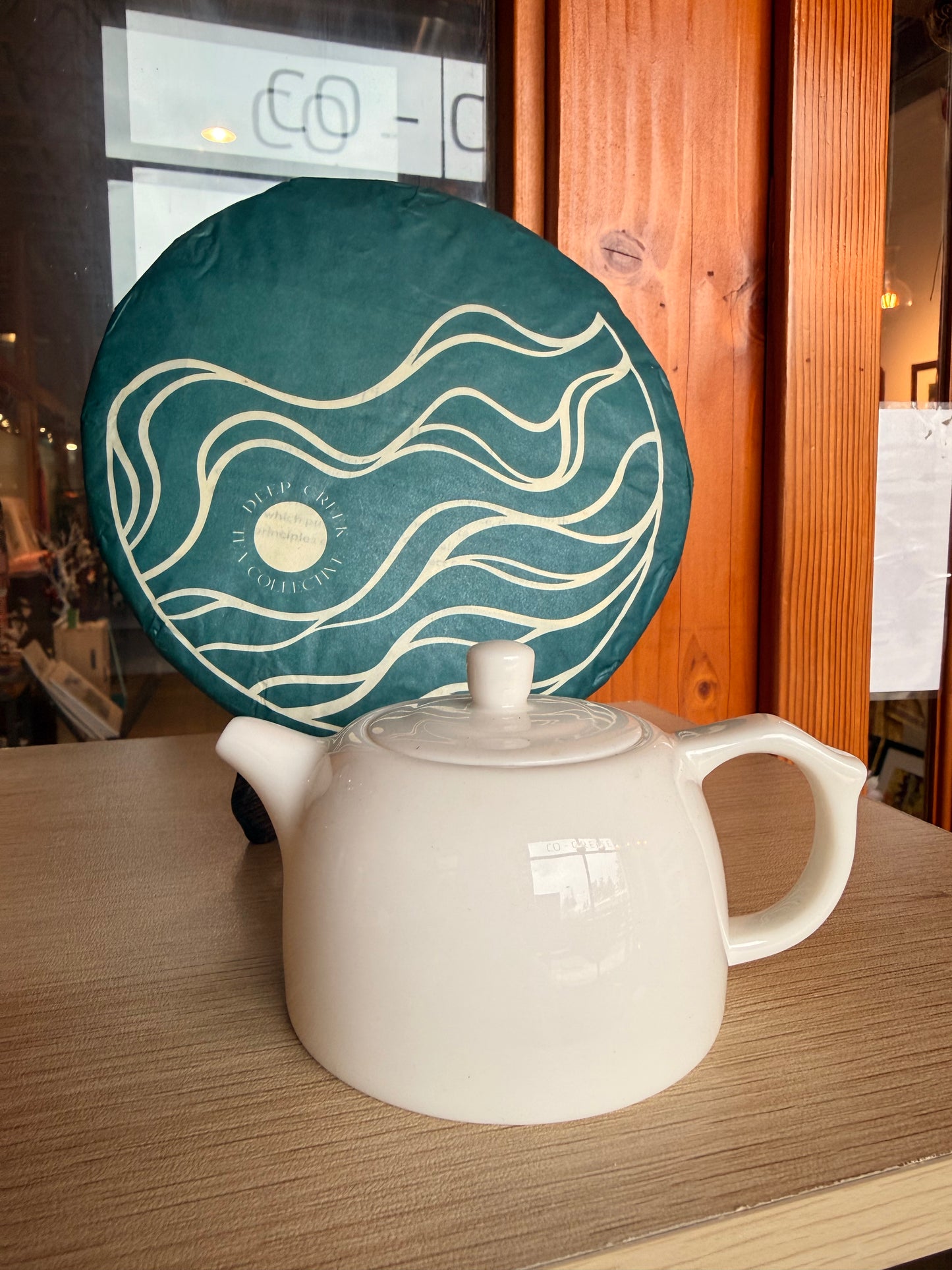 Flat bottom white pot